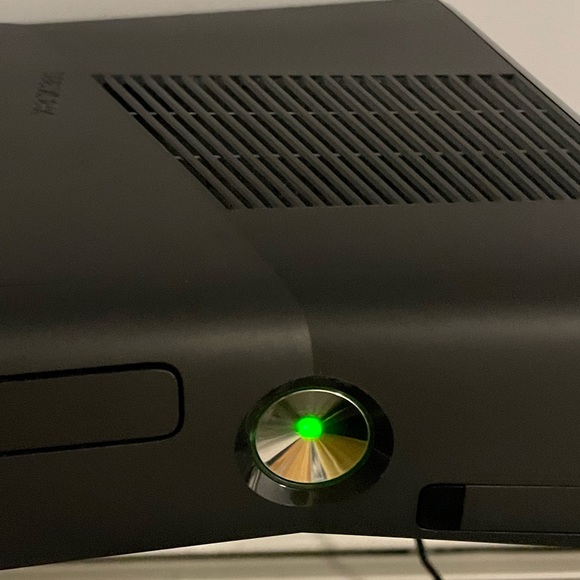 Xbox 360 With 3 Games - Picture 3 of 4